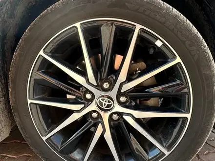 Toyota Camry 2021 года за 8 500 000 тг. в Актобе – фото 2