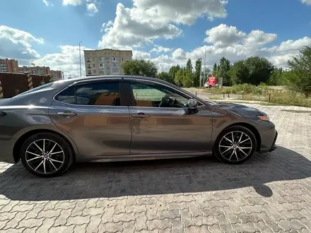 Toyota Camry 2021 года за 8 500 000 тг. в Актобе – фото 3