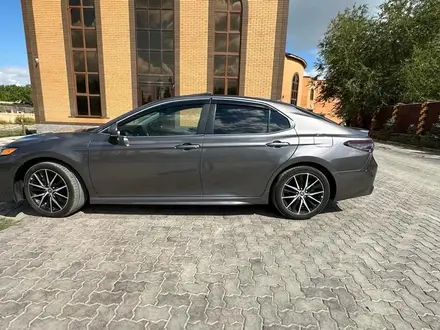 Toyota Camry 2021 года за 8 500 000 тг. в Актобе – фото 4