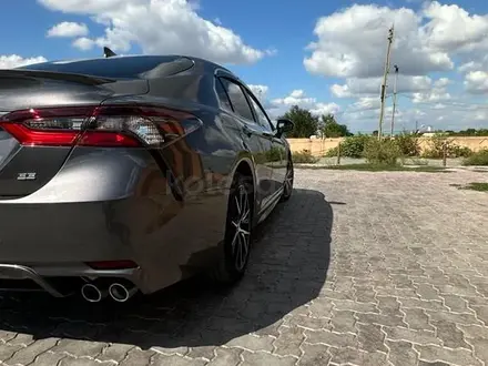 Toyota Camry 2021 года за 8 500 000 тг. в Актобе – фото 5