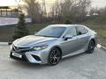 Toyota Camry 2019 года за 9 999 999 тг. в Уральск – фото 2
