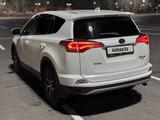 Toyota RAV4 2018 годаfor11 300 000 тг. в Астана – фото 2