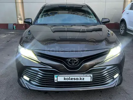 Toyota Camry 2019 года за 15 100 000 тг. в Шымкент – фото 2