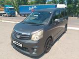 Toyota Noah 2012 года за 4 800 000 тг. в Караганда