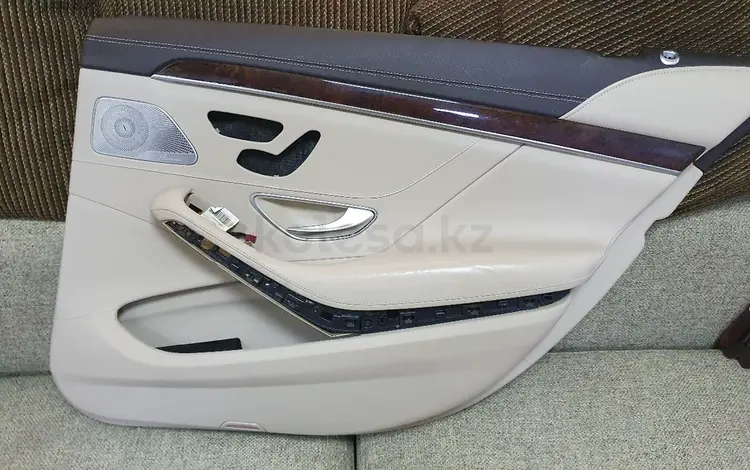 Нашивка на заднюю правую дверь на Mercedes-Benz W222 за 65 000 тг. в Алматы