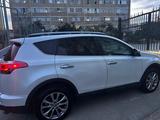 Toyota RAV4 2018 года за 9 200 000 тг. в Актау – фото 2