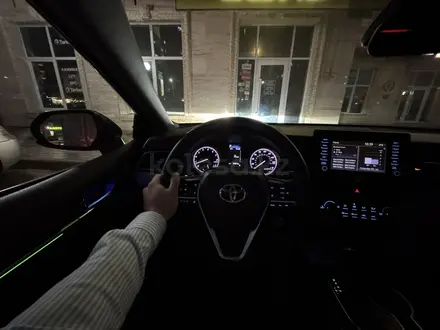 Toyota Camry 2021 года за 12 000 000 тг. в Актау – фото 4