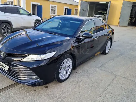 Toyota Camry 2019 года за 14 000 000 тг. в Атырау – фото 4