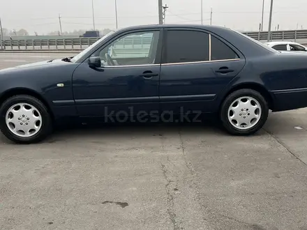 Mercedes-Benz E 240 1998 года за 3 100 000 тг. в Алматы – фото 20