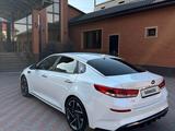 Kia K5 2019 года за 10 300 000 тг. в Алматы – фото 2