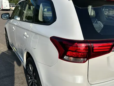Mitsubishi Outlander 2022 года за 13 950 000 тг. в Алматы – фото 27
