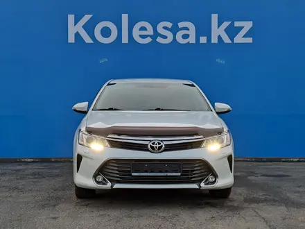 Toyota Camry 2017 года за 14 290 000 тг. в Алматы – фото 2