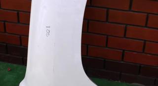 Правые передние крылья на ланд крузер 200+ 16года оригинал есть дефе за 30 000 тг. в Астана