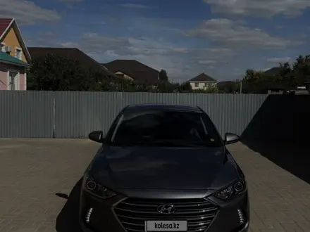 Hyundai Elantra 2018 года за 4 000 000 тг. в Уральск – фото 2
