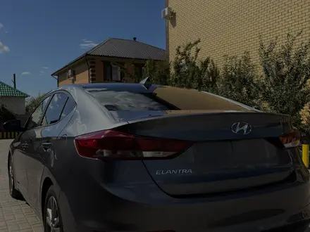 Hyundai Elantra 2018 года за 4 000 000 тг. в Уральск – фото 6