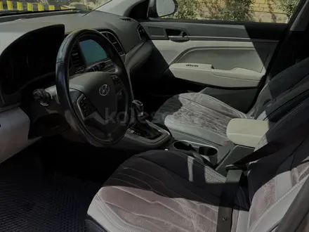 Hyundai Elantra 2018 года за 4 000 000 тг. в Уральск – фото 7