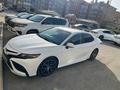 Toyota Camry 2021 года за 13 500 000 тг. в Актобе – фото 4