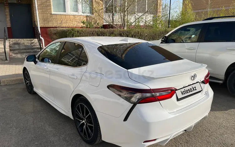 Toyota Camry 2021 года за 13 500 000 тг. в Актобе