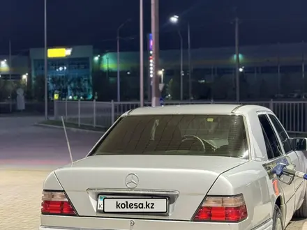 Mercedes-Benz E 220 1994 года за 1 800 000 тг. в Караганда – фото 2