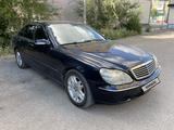 Mercedes-Benz S 320 2000 годаfor5 000 000 тг. в Караганда – фото 2