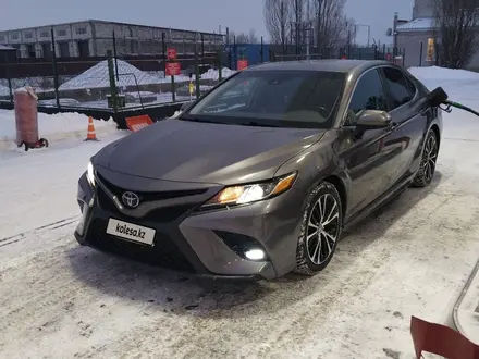 Toyota Camry 2018 года за 9 000 000 тг. в Актобе