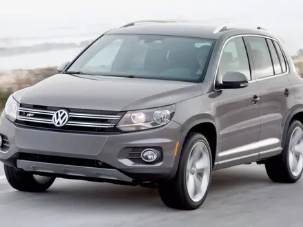 Стёкла на передние фары Volkswagen Tiguan (2007 — 2019Г. В.)   за 29 400 тг. в Алматы – фото 2