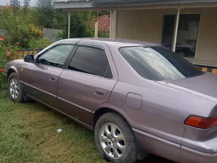 Toyota Camry 1998 года за 3 500 000 тг. в Урджар – фото 2