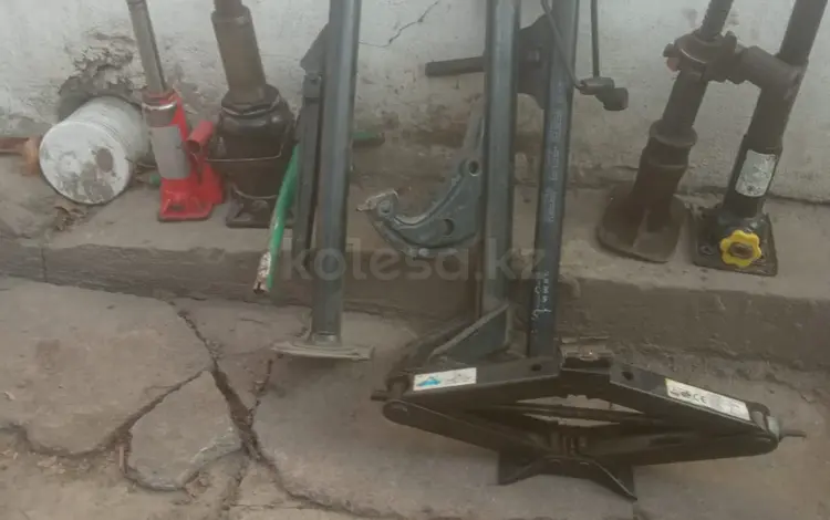 Домкраты бу за 6 000 тг. в Алматы