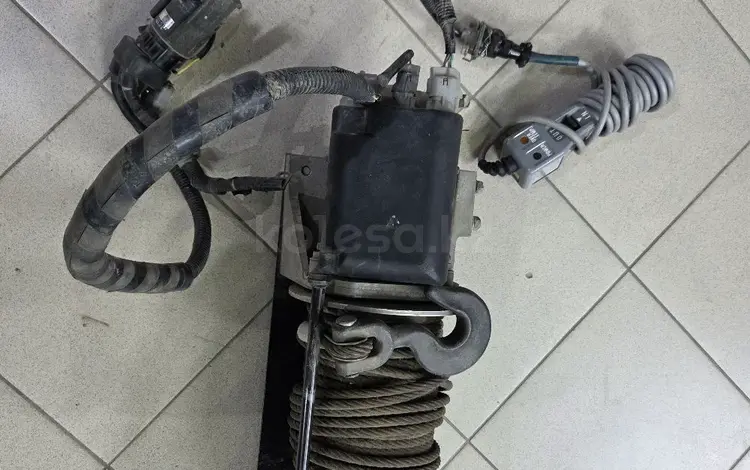Оригинальная электрическая лебедка Toyota Land Cruiser 100 105 (Denso) за 499 990 тг. в Актобе