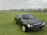 Mercedes-Benz E 230 1997 года за 650 000 тг. в Тараз – фото 2