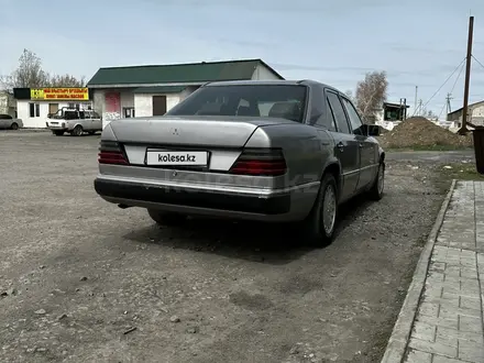 Mercedes-Benz E 220 1993 года за 1 600 000 тг. в Астана – фото 2