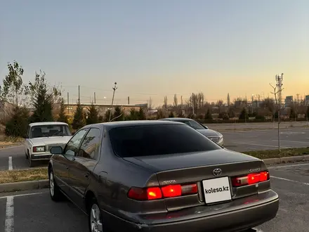 Toyota Camry 1999 года за 3 400 000 тг. в Шымкент – фото 2