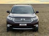 Toyota Highlander 2011 года за 9 000 000 тг. в Уральск – фото 2