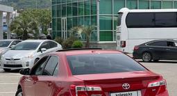 Toyota Camry 2014 года за 9 200 000 тг. в Актобе – фото 2