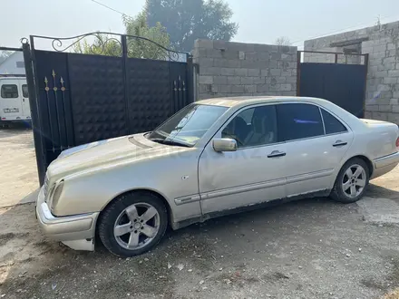 Mercedes-Benz E 200 1996 года за 1 600 000 тг. в Тараз – фото 2