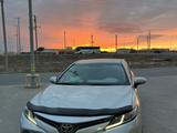 Toyota Camry 2019 года за 10 800 000 тг. в Актобе