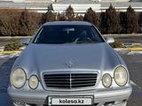 Mercedes-Benz CLK 320 2001 годаfor3 900 000 тг. в Актау – фото 2