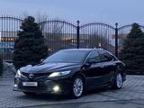 Toyota Camry 2019 года за 14 200 000 тг. в Алматы – фото 2