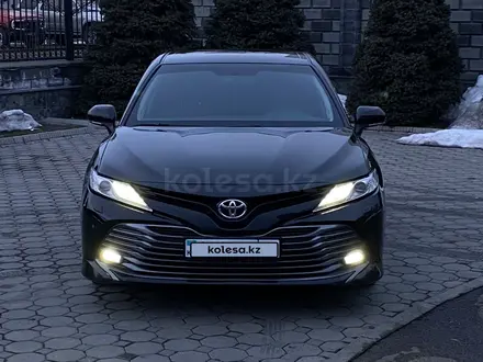 Toyota Camry 2019 года за 14 200 000 тг. в Алматы – фото 3