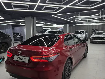 Toyota Camry 2019 года за 12 200 000 тг. в Алматы – фото 31