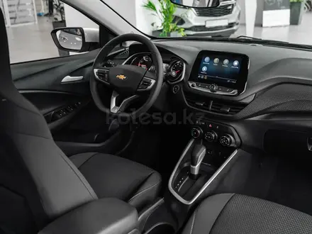 Chevrolet Onix Premier 2 2023 года за 9 290 000 тг. в Астана – фото 6