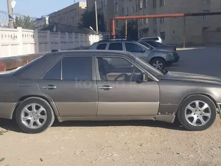 Mercedes-Benz E 320 1993 года за 1 300 000 тг. в Актау – фото 2