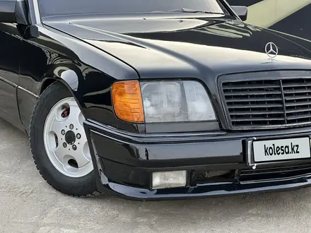 Mercedes-Benz E 320 1994 года за 2 850 000 тг. в Атырау – фото 3