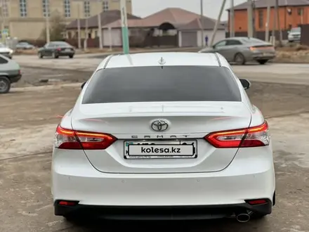 Toyota Camry 2021 года за 14 000 000 тг. в Актобе – фото 3