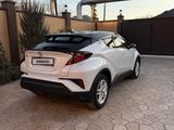 Toyota C-HR 2019 года за 11 000 000 тг. в Атырау – фото 4