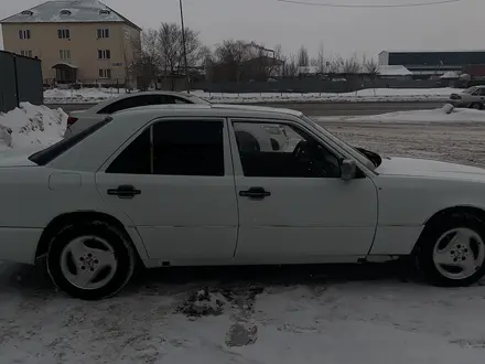 Mercedes-Benz E 260 1992 года за 600 000 тг. в Астана – фото 2