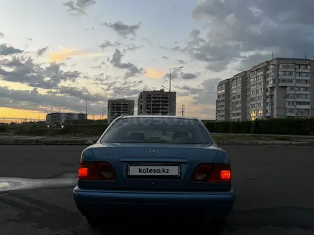 Mercedes-Benz E 200 1997 годаүшін2 500 000 тг. в Петропавловск – фото 3