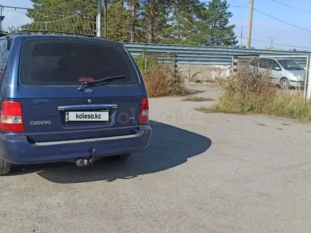 Kia Carnival 2003 года за 3 800 000 тг. в Петропавловск – фото 2