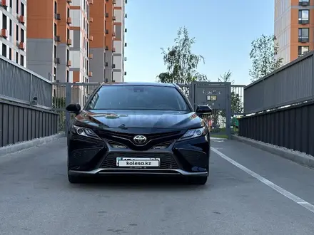 Toyota Camry 2021 года за 17 300 000 тг. в Астана – фото 2