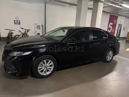 Toyota Camry 2020 года за 13 800 000 тг. в Алматы – фото 2